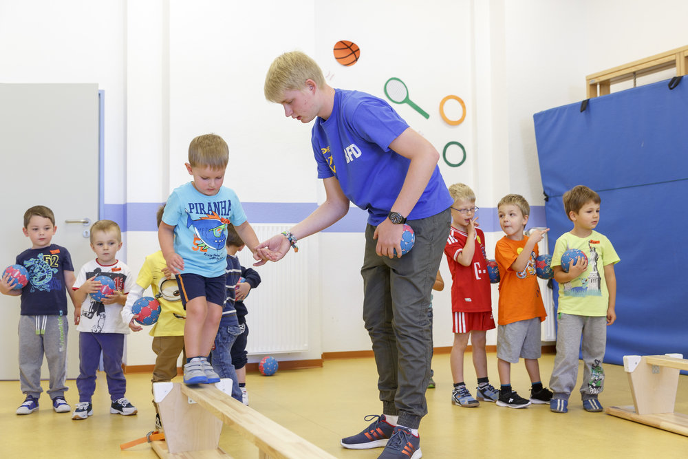 Trainer*in und Kinder – ball sporthalle coaching – meinsportnetz.nrw