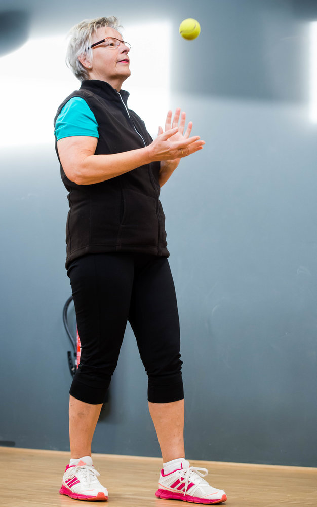 Seniorin Fitness Portrait Blau