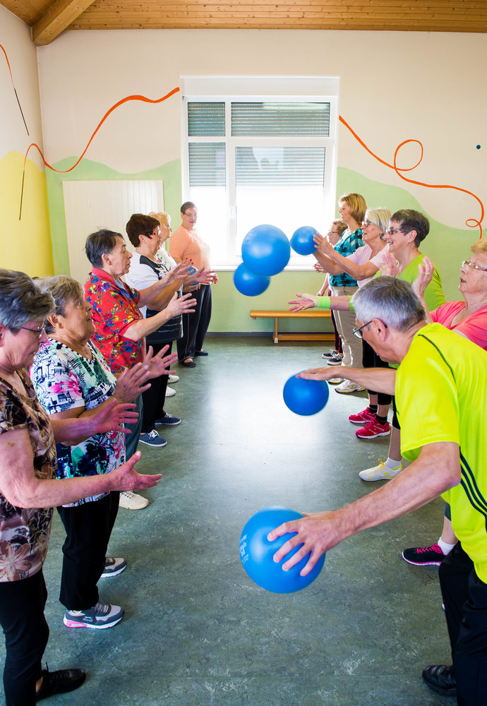 Kinder Sport Baelle Turnhalle Spielen