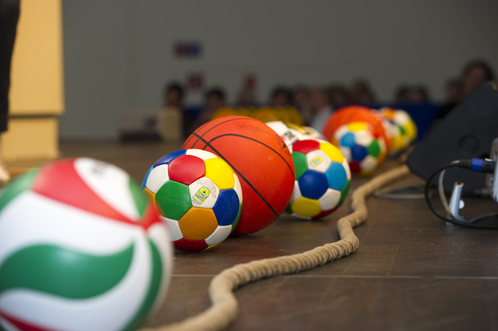 Bunte Baelle Turnhalle Sportgeraete