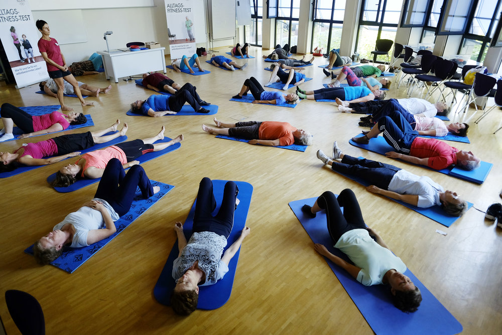 Sportgruppe beim Yoga – meinsportnetz.nrw